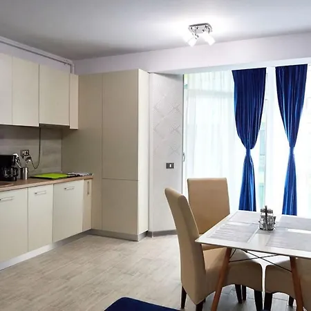 Blue In N Pool Apartment